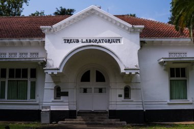 Bogor Botanik Bahçeleri 'ndeki Treub Laboratuvarı. 1884 'te Treub eski bir hastane koğuşunu dönüştürdü ve ziyaretçiler için küçük bir laboratuvar haline getirdi.