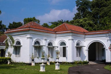 Wisma Guest Nusa Indah, 1884 yılında inşa edilmiş bir binadır. Başlangıçta Bogor Botanik Bahçeleri Müdürü olarak hizmet vermektedir.