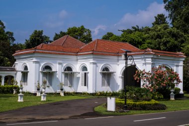Wisma Guest Nusa Indah, 1884 yılında inşa edilmiş bir binadır. Başlangıçta Bogor Botanik Bahçeleri Müdürü olarak hizmet vermektedir.