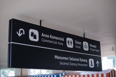 Bundaran HI otobüs durağındaki yolcular için tabela.