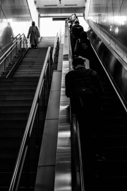 Jakarta MRT yürüyen merdiven boş merdivenin yanında. Siyah beyaz shilluette fotoğrafı