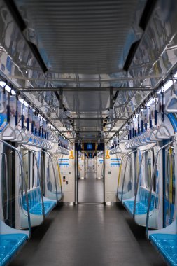 Jakarta istasyonundaki MRT treninin içinde. Toplu Hızlı Ulaşım