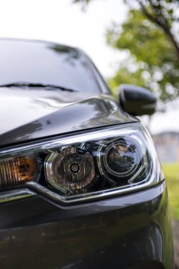 Modern araba farı, yakın plan fotoğraf. Bulanık arkaplan