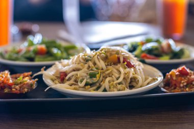 Kızarmış fasulye filizleri. Fasulye filizinden ya da sarımsak, tuz, istiridye sosu ve taze soğanla kızartılmış taze fasulye filizinden yapılır. Endonezya yemeği. tumis tauge. Cah tauge.