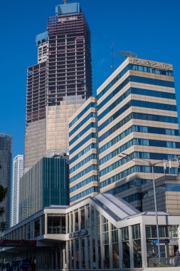 M.H. 'deki modern gökdelenler. Thamrin Caddesi ve ön planda bir otobüs durağı.