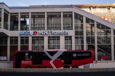 M.H Thamrin otobüs durağı. Hafta içi sabah. Modern otobüs durağı kavramı 
