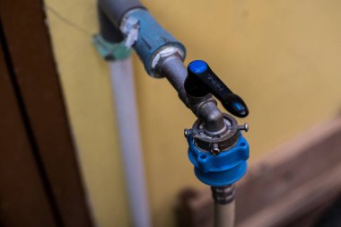 Çamaşır makinesi için su hortumlu musluk.