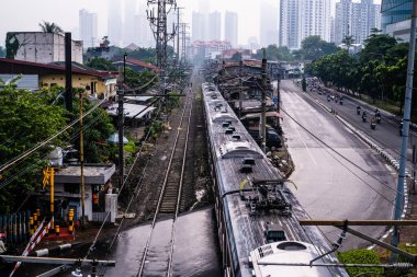 Pejompongan Raya Caddesi yakınlarındaki tren raylarından geçiyor. Gatot Subroto Caddesi 'nden çekilmiş.