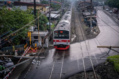 Pejompongan Raya Caddesi yakınlarındaki tren raylarından geçiyor. Gatot Subroto Caddesi 'nden çekilmiş.