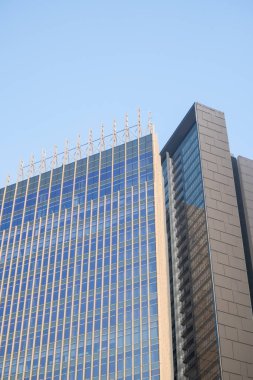 Binanın şeffaf yüzüyle cam bina ve mavi gökyüzü arkaplanı