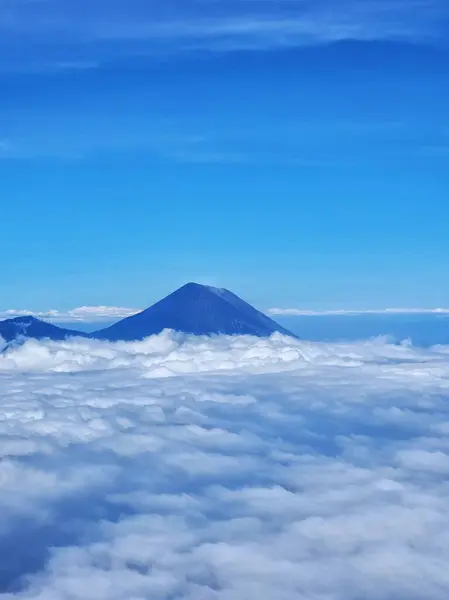Sommet Montagne Arjuno Dessus Des Nuages Java Est Indonésie Fenêtre — Photo