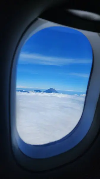 Der Arjuno Berg Über Den Wolken Ostjava Indonesien Vom Fenster — Stockfoto