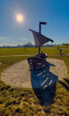 Güneşli bir günde boş bir oyun alanı