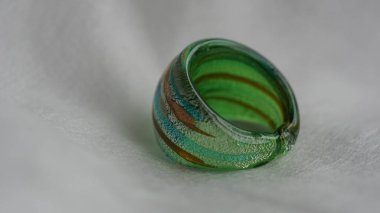 Camdan bir yüzük hakkında yakın plan.