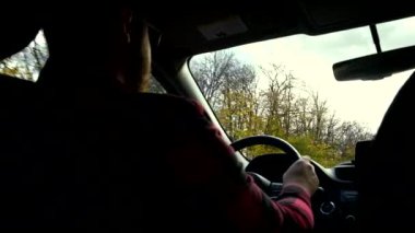 Sonbahar yolculuk konsepti olan bir adam tarafından kullanılan araba.