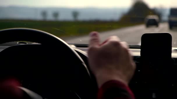 Uomo Sta Guidando Auto Lungo Strada Durante Stagione Autunnale — Video Stock