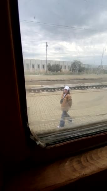 Bir Adam Tren Istasyonunun Penceresinden Kadına Bakıp Sallıyor — Stok video