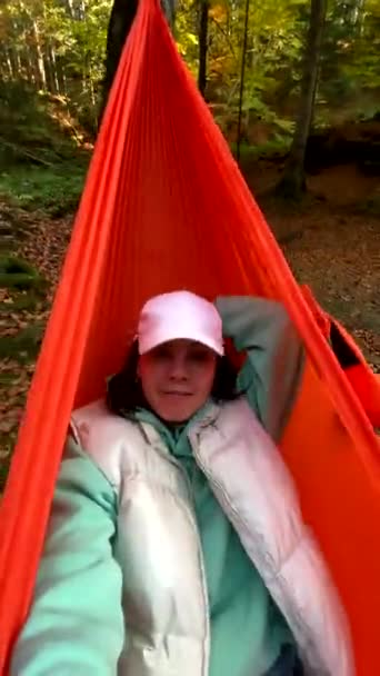 秋の森のハイキングのコンセプトでハンモックに寝そべっている間に — ストック動画