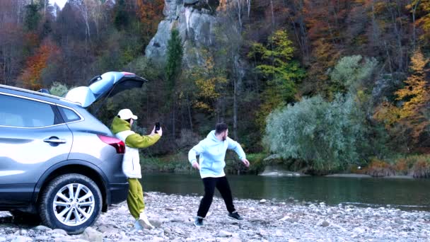 Szczęśliwy Para Odpoczynku Górach Rzeka Plaża Jesień Sezon Samochód Podróże — Wideo stockowe