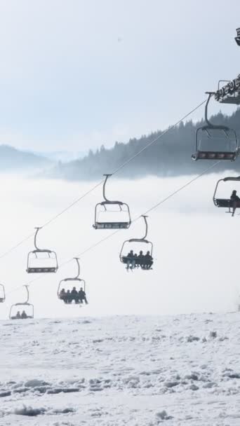 冬季滑雪场座椅升空阳光明媚 — 图库视频影像