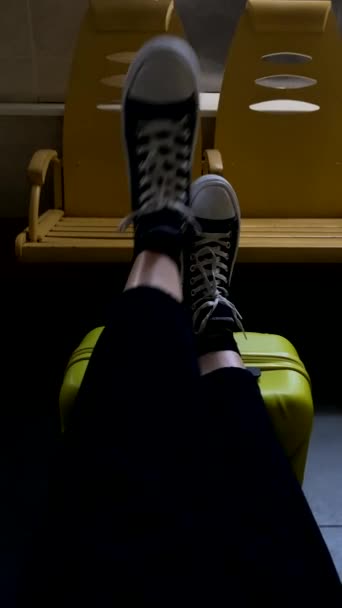 Женщина Положила Ноги Чемодан Ожидая Поезд Самолет Автобус — стоковое видео