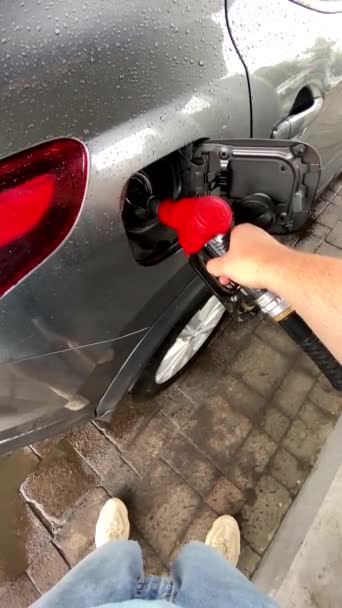 ガソリンで車を満たすガソリンスタンドのアテンダントの閉鎖 — ストック動画