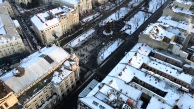 Lviv 'in noel ağacı şehir meydanı manzarası