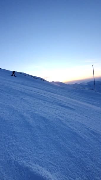 日落时分高山滑雪胜地冬季活动 — 图库视频影像