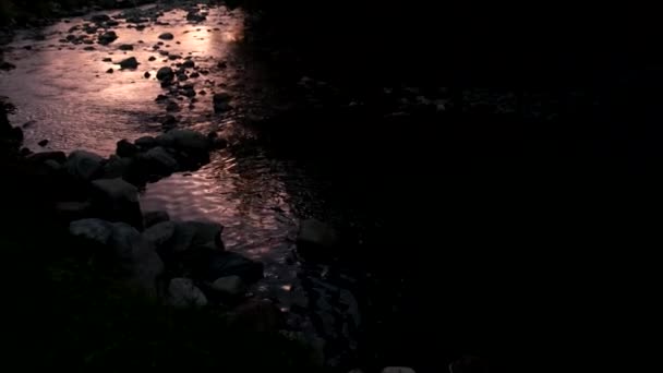 Reflejo Puesta Sol Silueta Del Arroyo Del Río Montaña — Vídeos de Stock