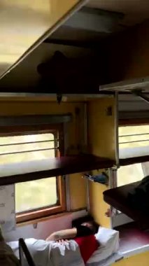 Tren yolculuğu konseptinin içerisinden bir görüntü