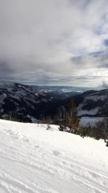 Kayak pistindeki kadın kayakçı Slovakya