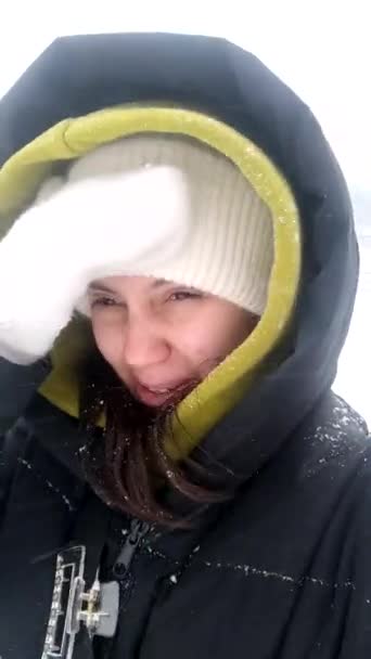 Žena Přičemž Selfie Mluví Kameru Zimní Sezónu Zblízka — Stock video