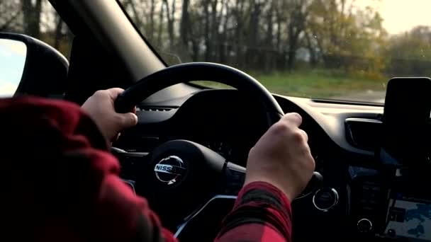 Hösten Vägen Kör Man Sin Bil Höstsäsongen — Stockvideo