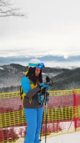 Γυναίκα Σκιέρ Όμορφο Τοπίο Του Χιονοδρομικού Κέντρου Bukovel Ukraine — Αρχείο Βίντεο
