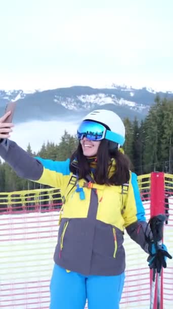 Skifahrerin Macht Selfie Skihang Mit Bergen Hintergrund — Stockvideo