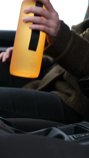 Wanita Mengambil Botol Air Dari Pemegang Mobil Tutup Tetap Terhidrasi — Stok Video
