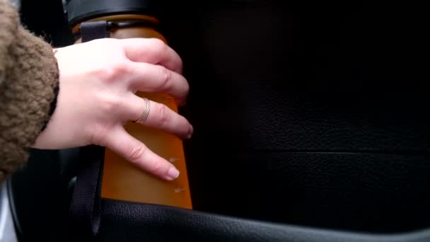 Wanita Tangan Mengambil Botol Dari Pemegang Pintu Mobil Menutup — Stok Video