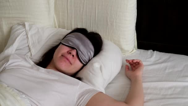 Mulher Acordando Espreitando Máscara Dormir Perto — Vídeo de Stock