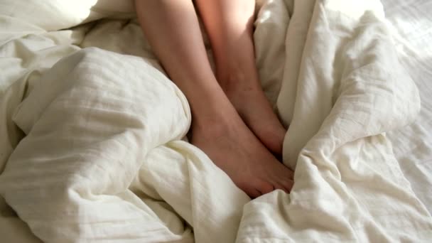 早上阳光普照时 女人的腿裹着白布 — 图库视频影像