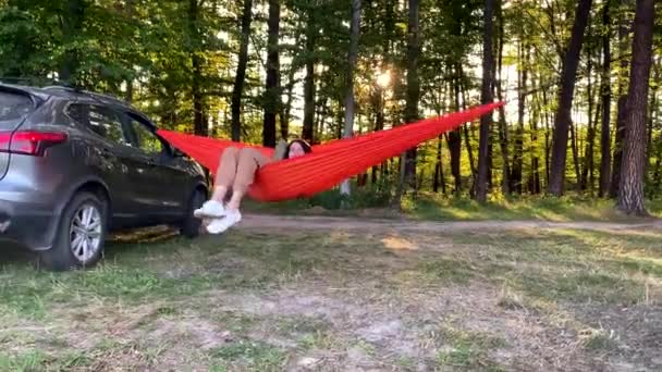 Camping Vrouw Hangmat Zomer Bos Buurt Van Auto — Stockvideo