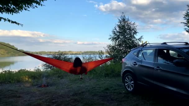 Vrouw Rustend Hangmat Uitzicht Meer Uitzicht Camping Buurt Van Auto — Stockvideo