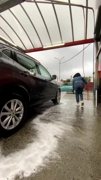 Aracın Her Yerinde Yüksek Basınçlı Köpükle Araba Yıkama — Stok video