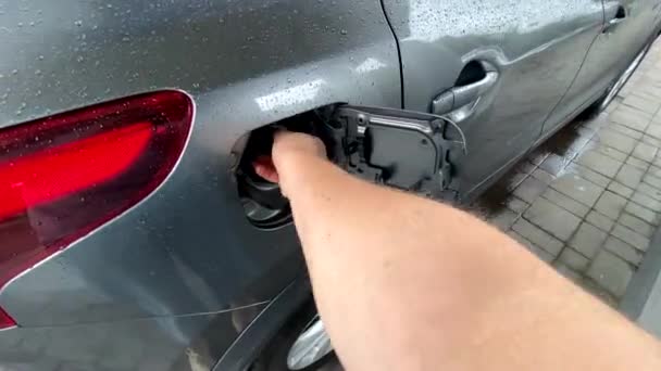 ガソリンスタンドの近くで車に燃料を供給し — ストック動画