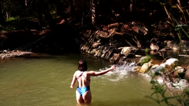 Schöne Frau Schwimmt Gebirgsfluss — Stockvideo