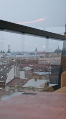 Mutlu güzel kadın telefonda çay içiyor arka planda Lviv şehrinde