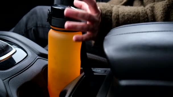 Wanita Mengambil Botol Air Dari Pemegang Mobil Tutup Tetap Terhidrasi — Stok Video