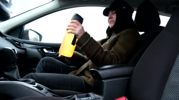 Menutup Seorang Wanita Mengambil Botol Air Dari Pemegang Mobil Untuk — Stok Video