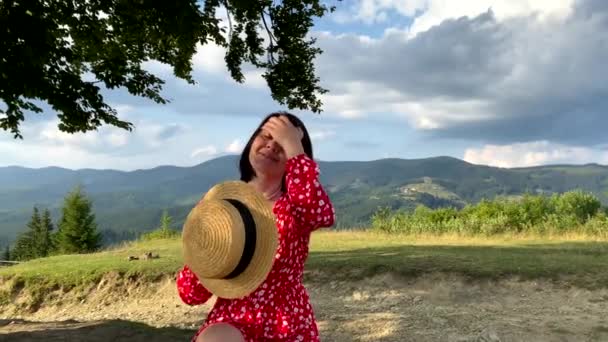 Krásná Žena Červených Šatech Sedí Lavičce Pod Starým Dubovým Výhledem — Stock video