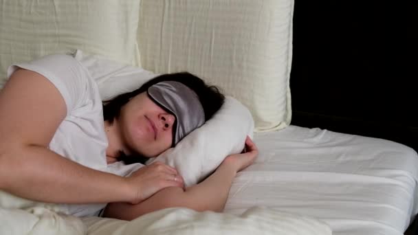 Frau Wacht Auf Und Guckt Aus Der Schlafmaske Aus Nächster — Stockvideo