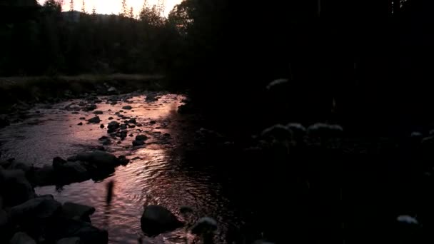 Відображення Заходу Сонця Гірській Річці Струмок Силует — стокове відео